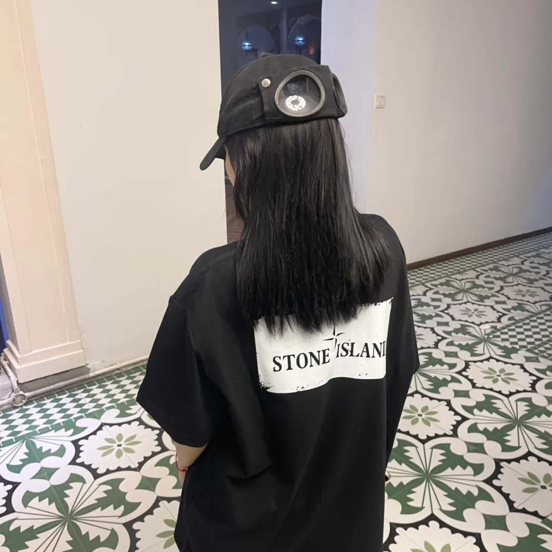 W612#P110💰 [Stone lsland/Stone Island summer new front and back printed short-sleeved T-shirt] ⚠️[Original creation, high control of details] Made of 260 grams of combed cotton, 32-count double yarn - Simple basic versatile style, original quality, the first choice for couples. - Made in a large factory, four needles and five threads on the shoulder, neat alignment, high quality workmanship. - Same style for men and women, very versatile, one piece for each hand, details are clearly visible. Color: black White Size: M L